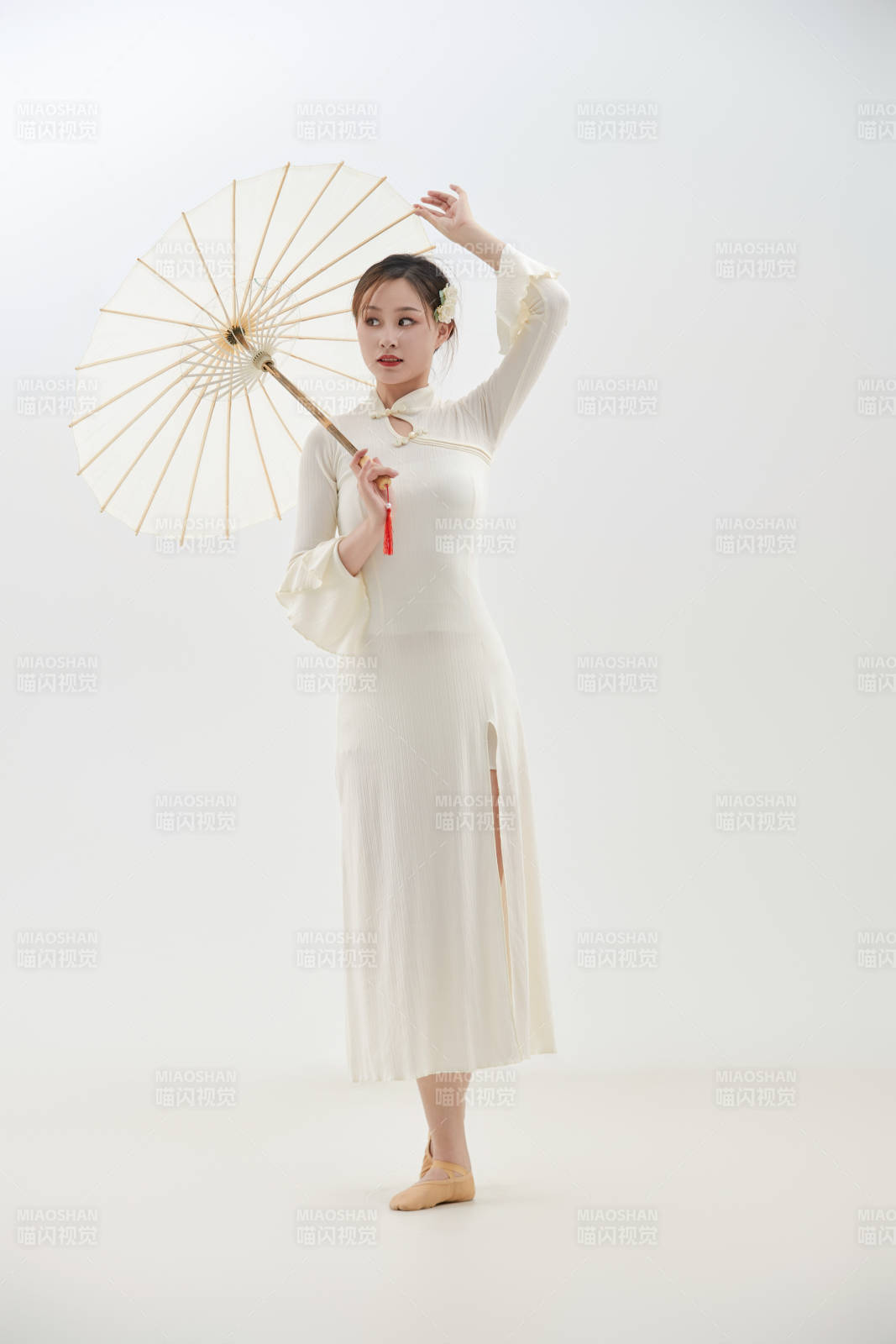 穿着白色旗袍头戴绢花的跳古典舞的少女图片