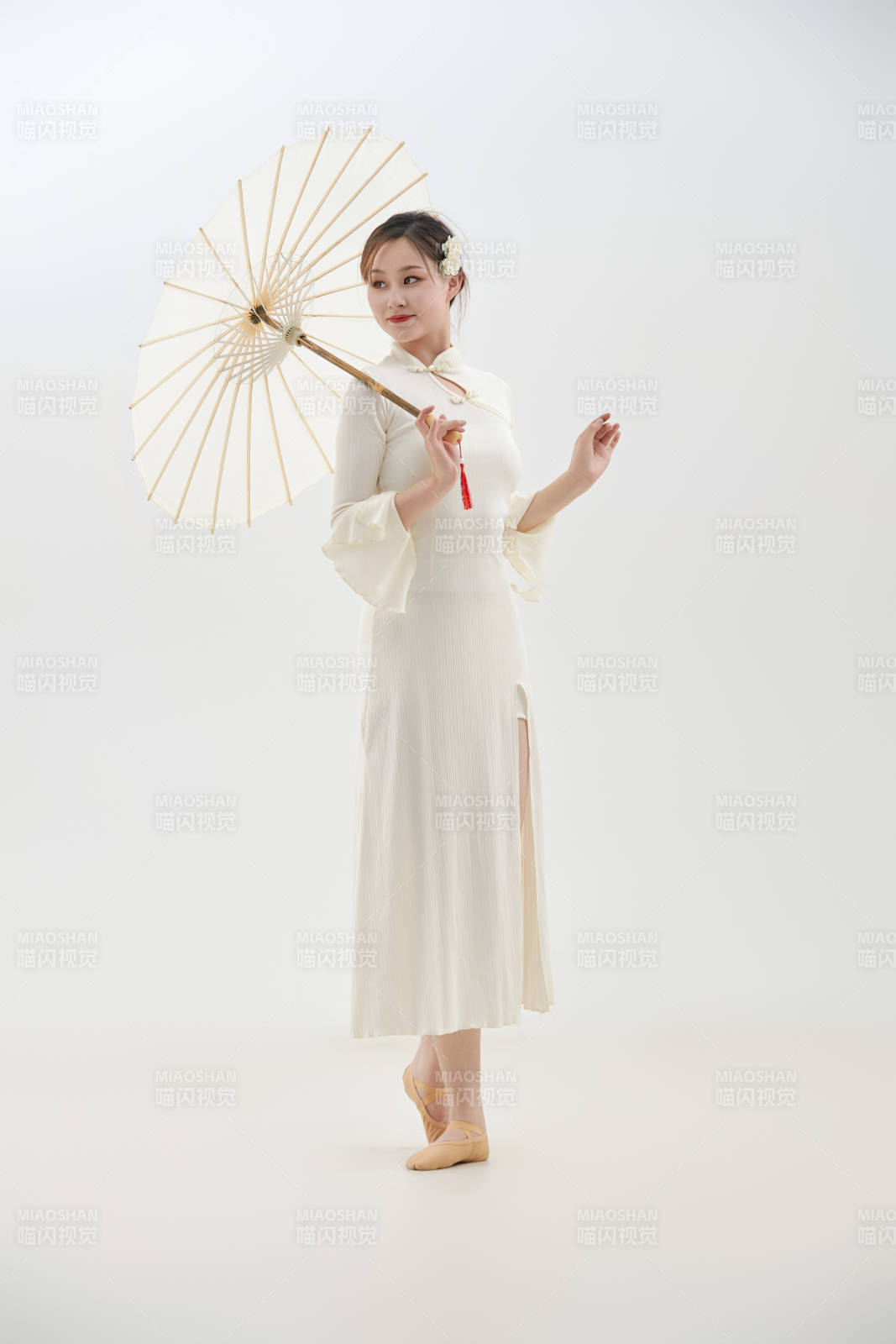 穿着白色旗袍头戴绢花的跳古典舞的少女图片