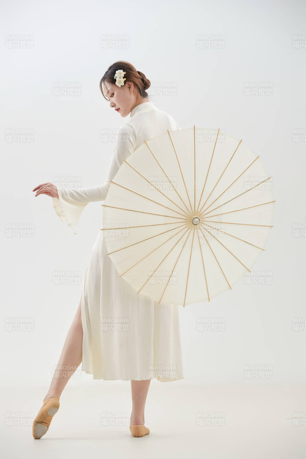 穿着白色旗袍头戴绢花的跳古典舞的少女图片