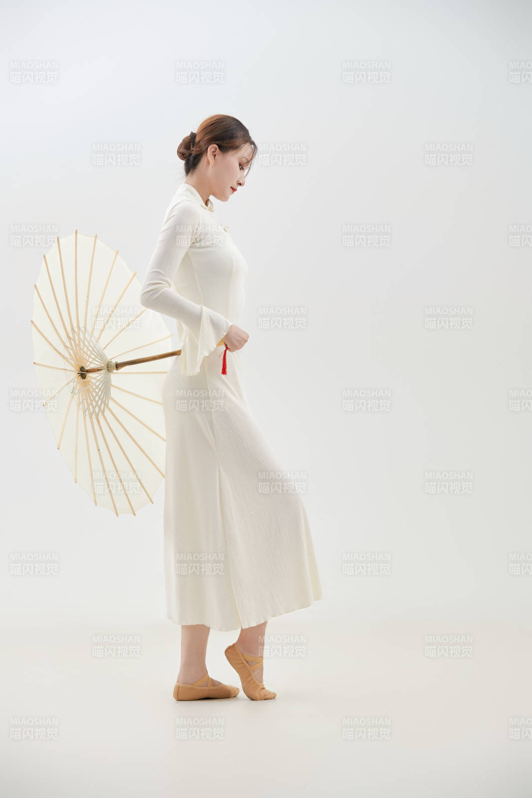 穿着白色旗袍头戴绢花的跳古典舞的少女图片