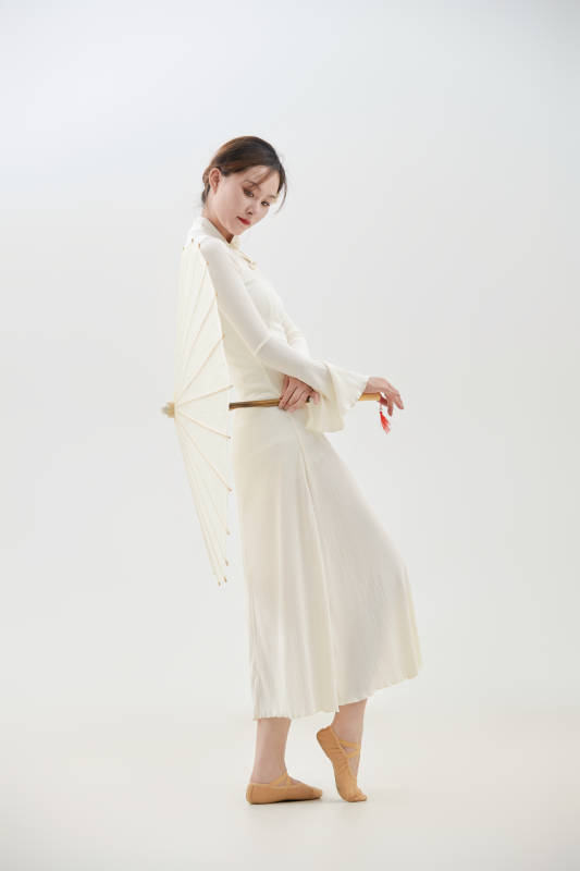 穿着白色旗袍头戴绢花的跳古典舞的少女图片