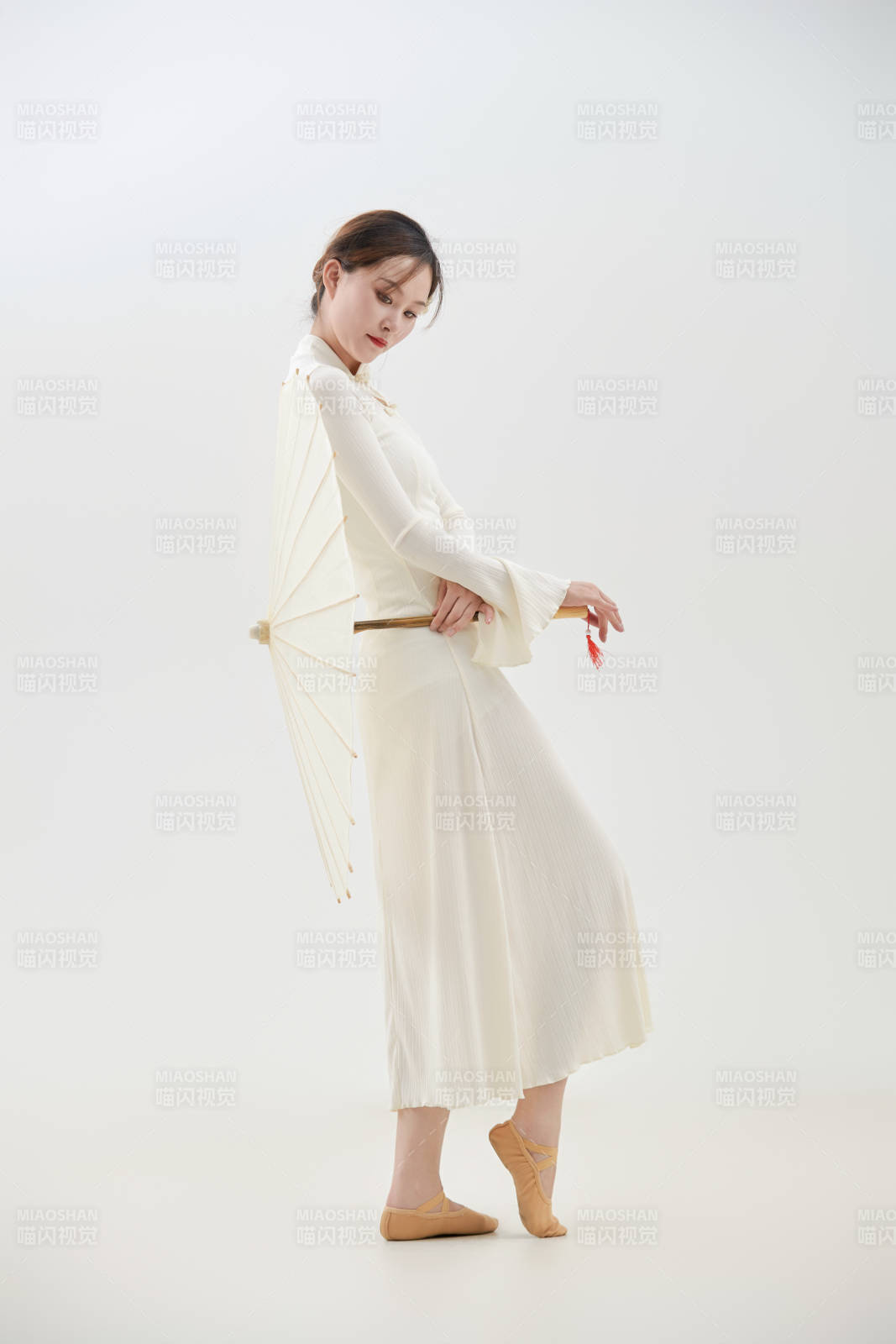 穿着白色旗袍头戴绢花的跳古典舞的少女图片