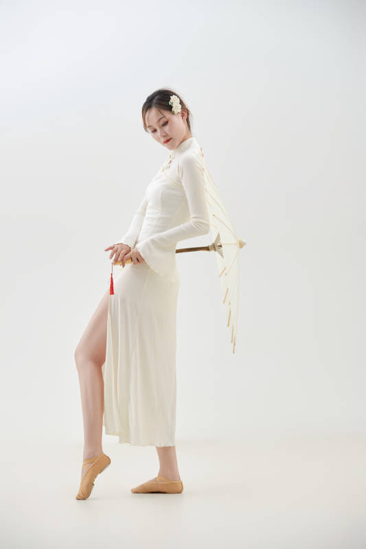 穿着白色旗袍头戴绢花的跳古典舞的少女图片