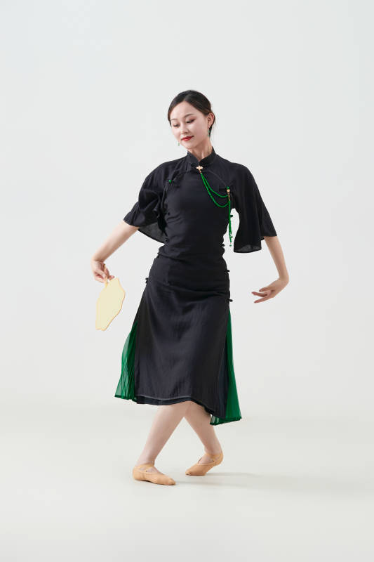 穿着中式旗袍翩翩舞蹈的亚洲少女舞者图片