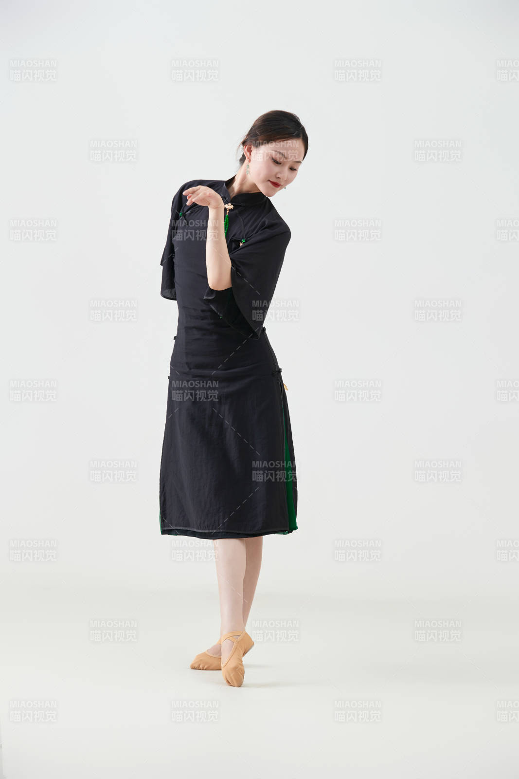 穿着中式旗袍翩翩舞蹈的亚洲少女舞者图片