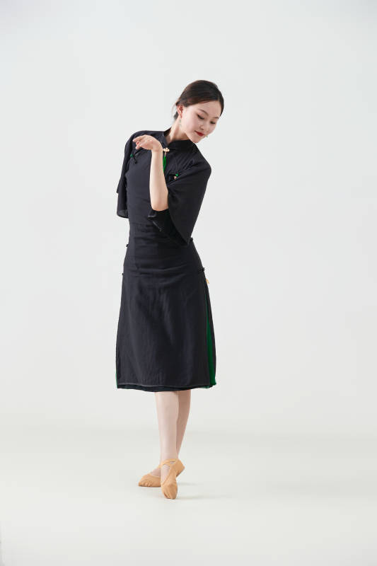 穿着中式旗袍翩翩舞蹈的亚洲少女舞者图片