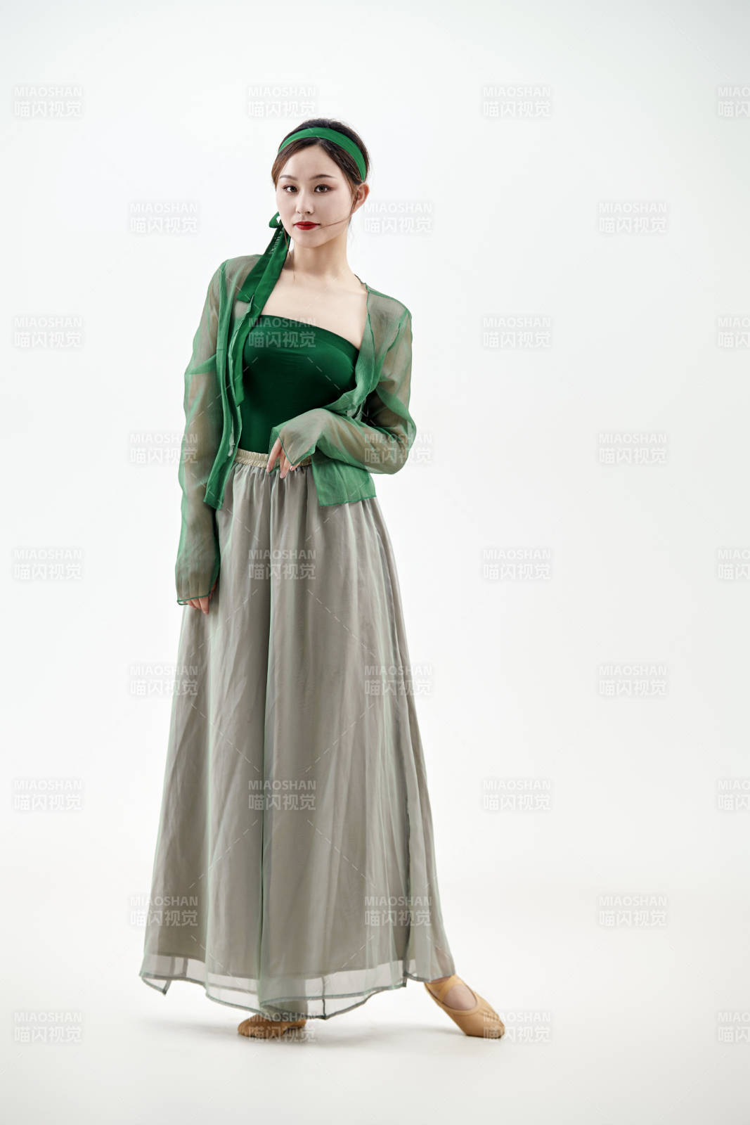 身穿青色古典舞蹈服装手拿蒲扇跳舞的少女图片