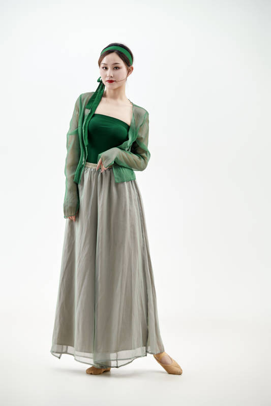 身穿青色古典舞蹈服装手拿蒲扇跳舞的少女图片