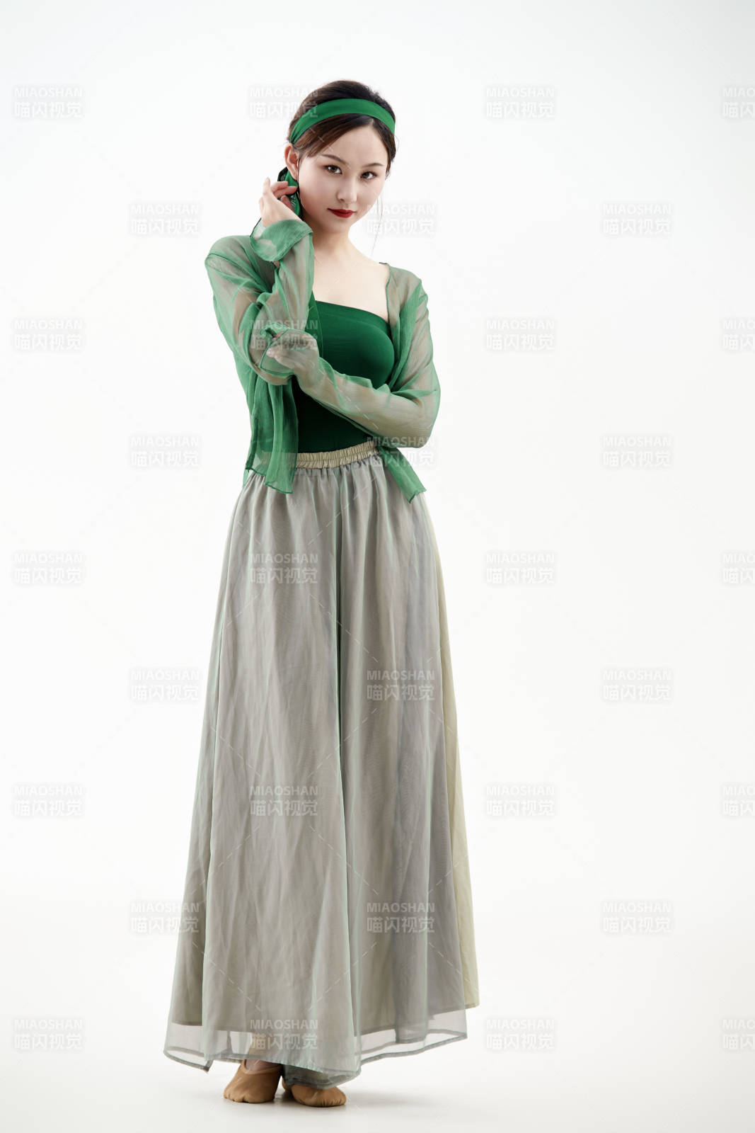 身穿青色古典舞蹈服装手拿蒲扇跳舞的少女图片