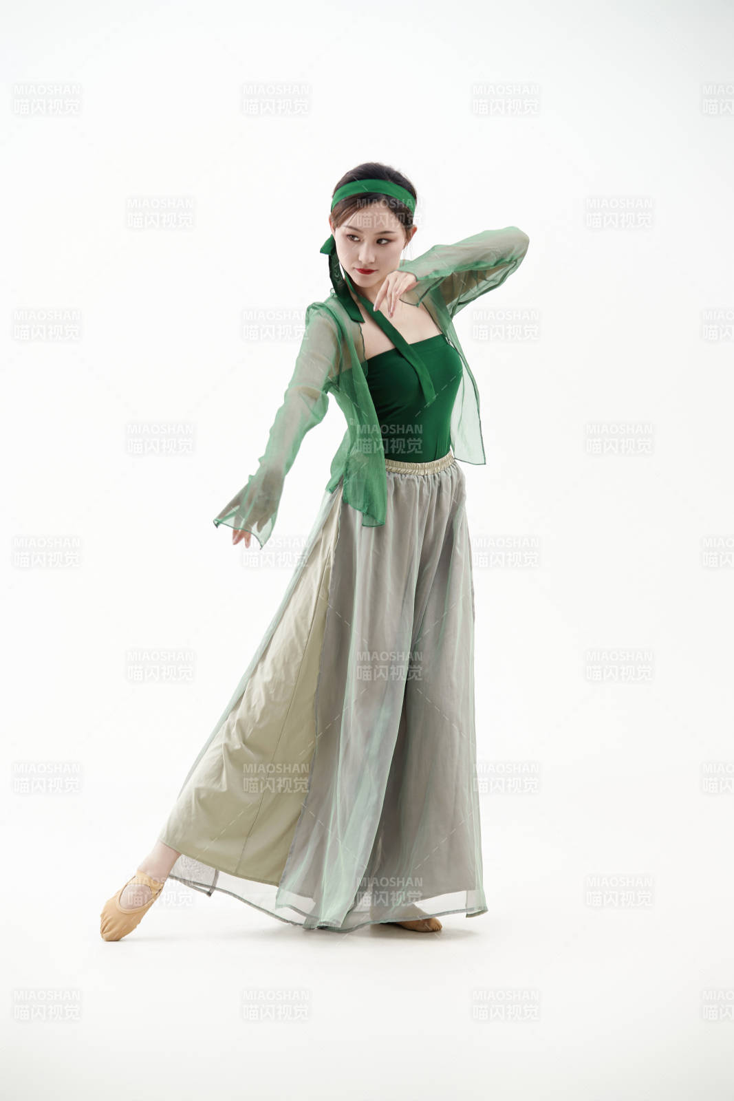 身穿青色古典舞蹈服装手拿蒲扇跳舞的少女图片