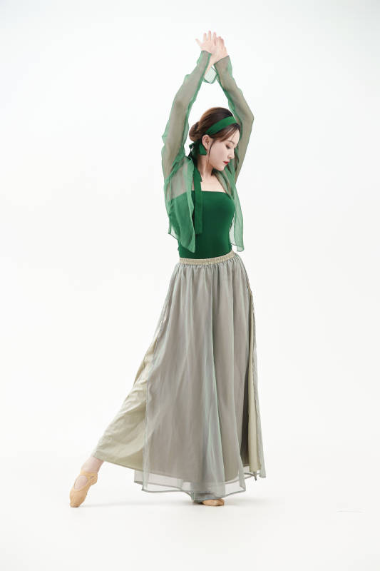 身穿青色古典舞蹈服装手拿蒲扇跳舞的少女图片