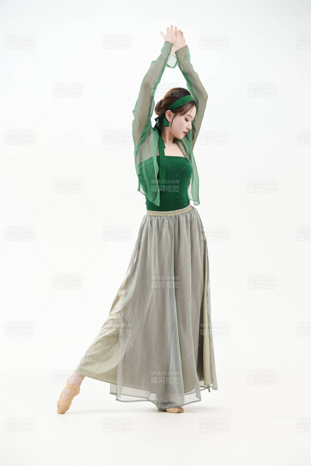 身穿青色古典舞蹈服装手拿蒲扇跳舞的少女图片