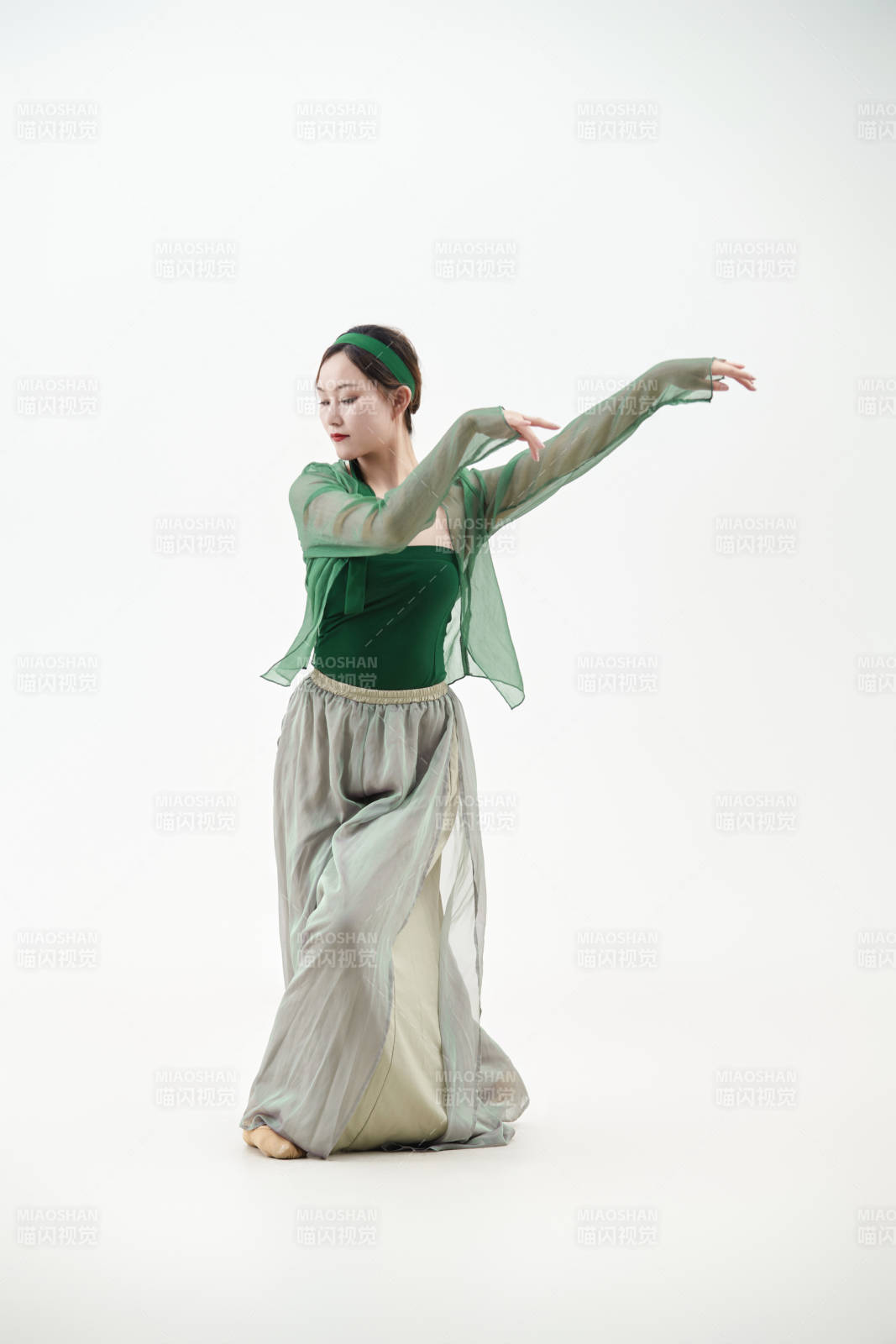 身穿青色古典舞蹈服装手拿蒲扇跳舞的少女图片