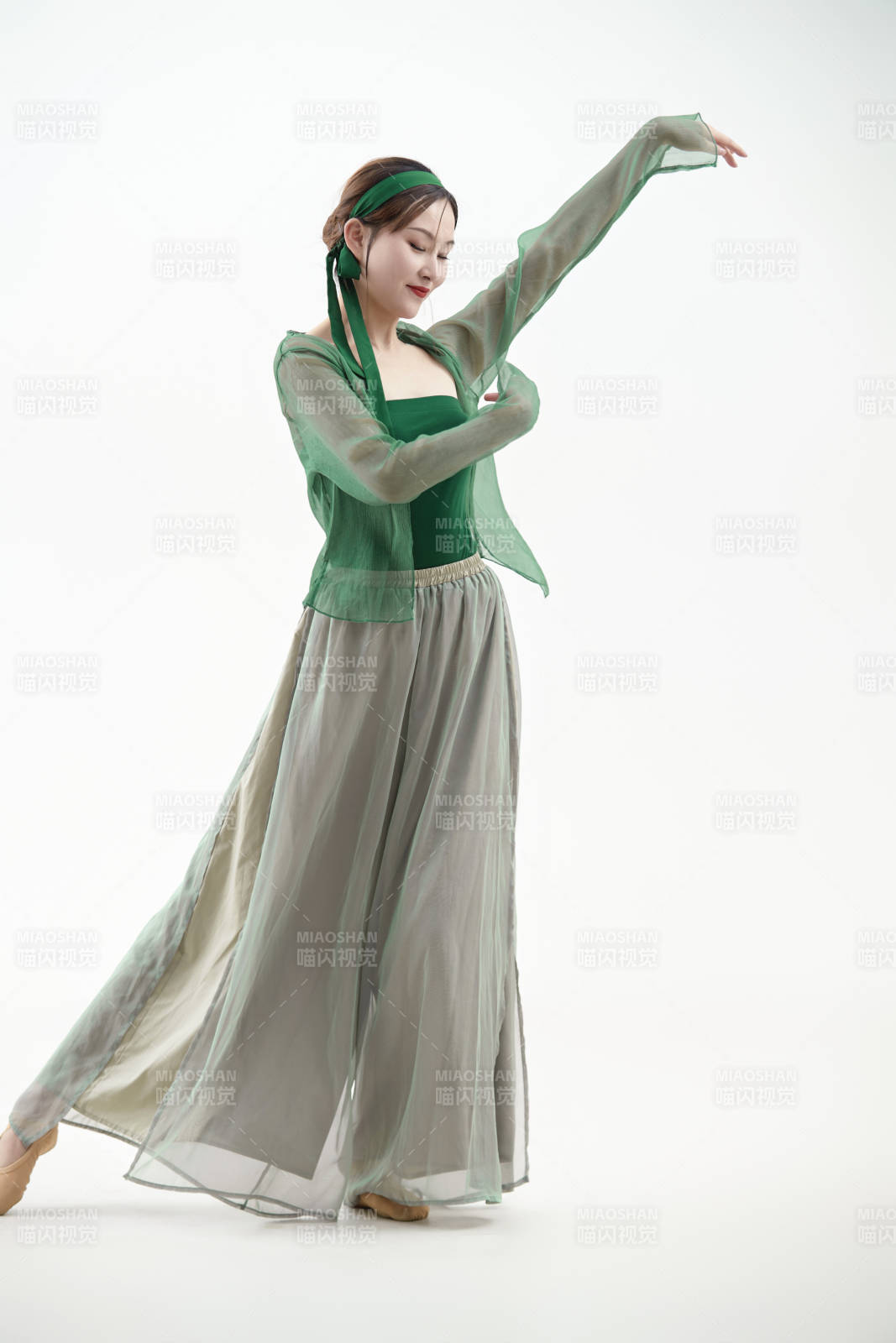 身穿青色古典舞蹈服装手拿蒲扇跳舞的少女图片