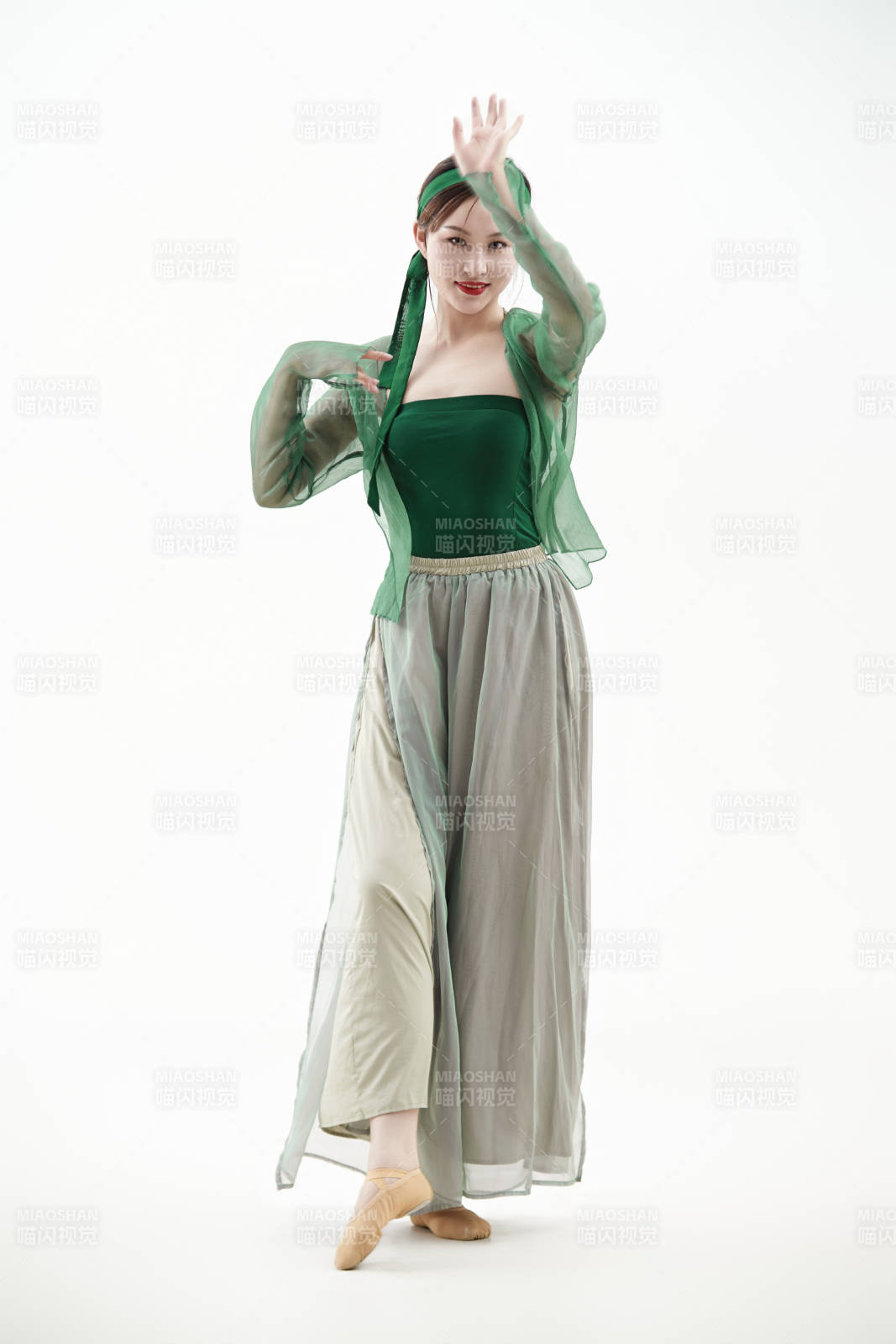 身穿青色古典舞蹈服装手拿蒲扇跳舞的少女图片