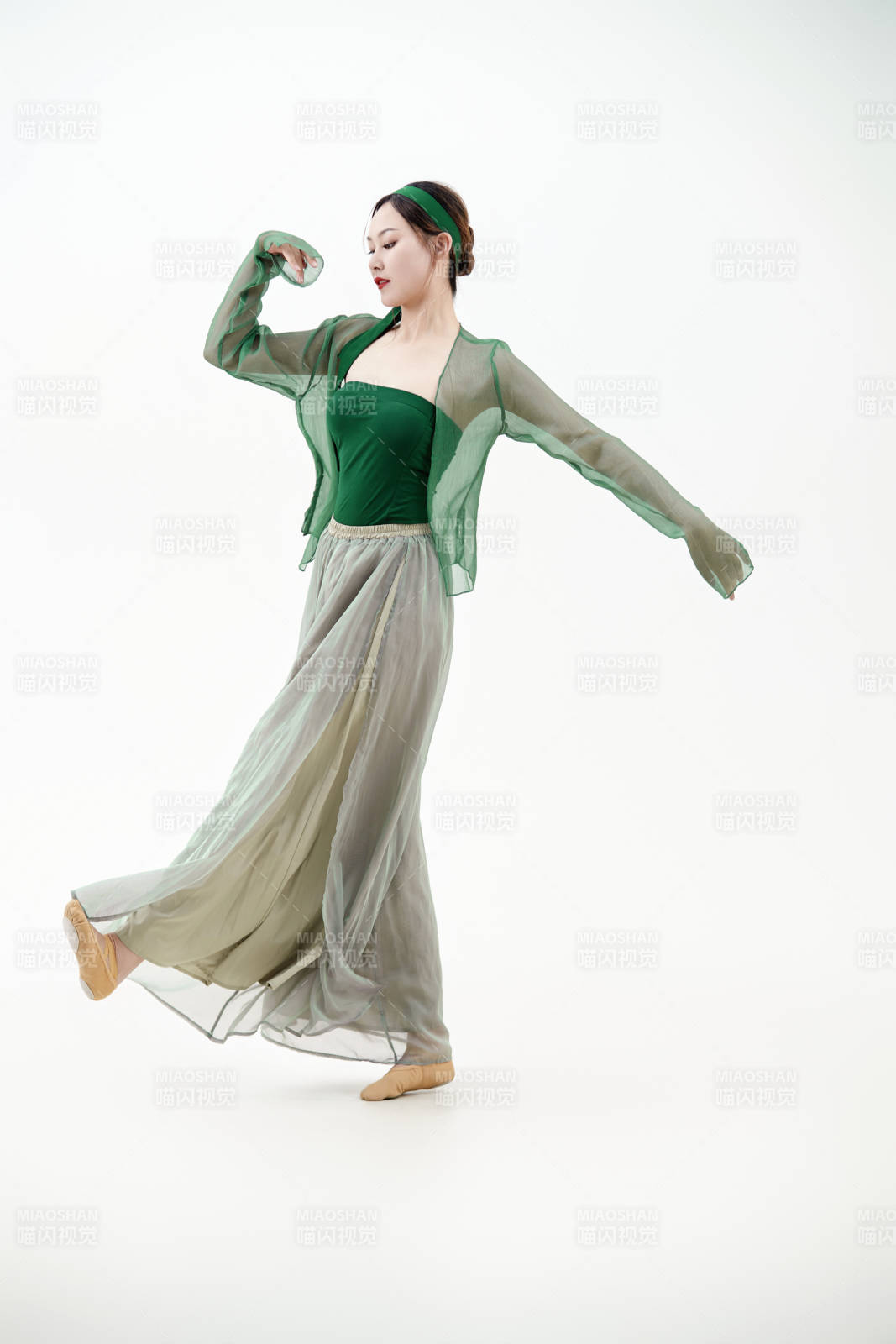 身穿青色古典舞蹈服装手拿蒲扇跳舞的少女图片