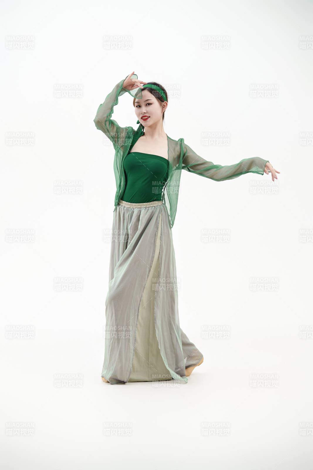 身穿青色古典舞蹈服装手拿蒲扇跳舞的少女图片