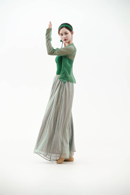 身穿青色古典舞蹈服装手拿蒲扇跳舞的少女图片