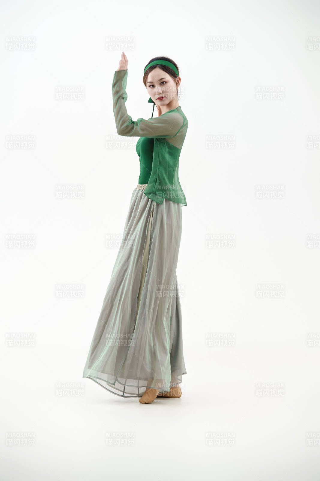 身穿青色古典舞蹈服装手拿蒲扇跳舞的少女图片