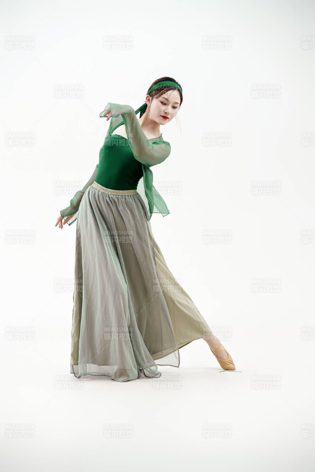 身穿青色古典舞蹈服装手拿蒲扇跳舞的少女图片