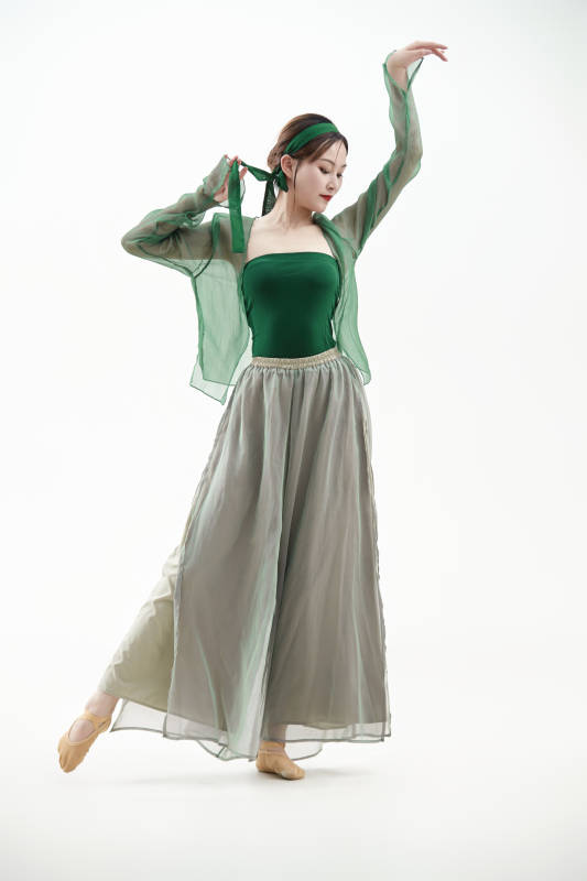 身穿青色古典舞蹈服装手拿蒲扇跳舞的少女图片