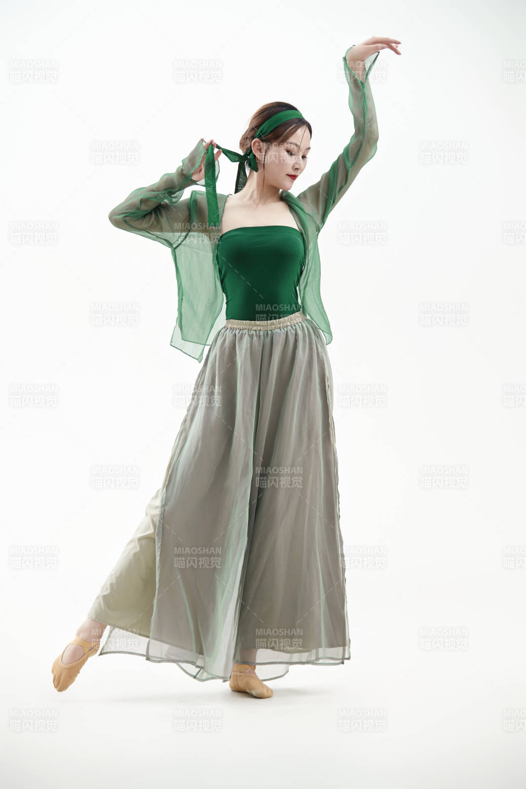 身穿青色古典舞蹈服装手拿蒲扇跳舞的少女图片