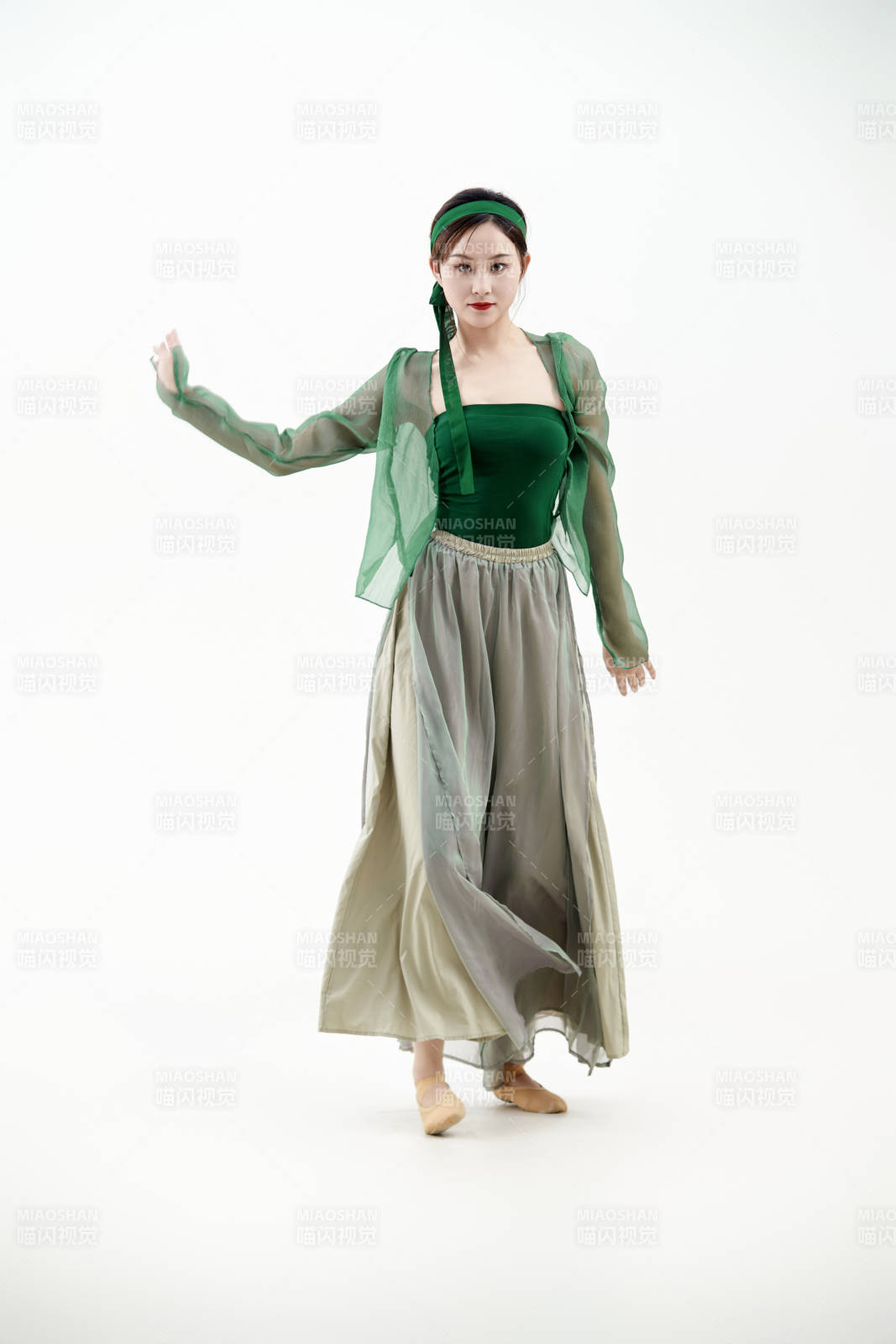 身穿青色古典舞蹈服装手拿蒲扇跳舞的少女图片