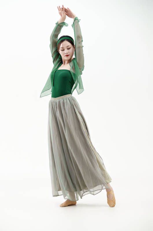 身穿青色古典舞蹈服装手拿蒲扇跳舞的少女图片