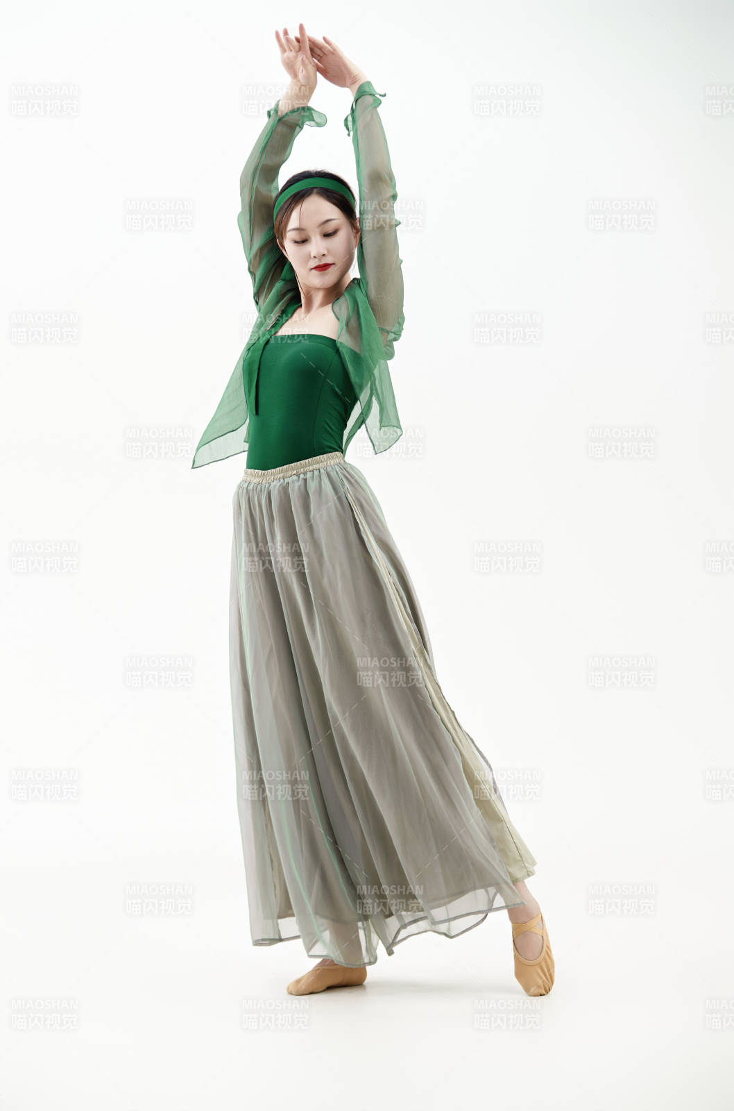 身穿青色古典舞蹈服装手拿蒲扇跳舞的少女图片