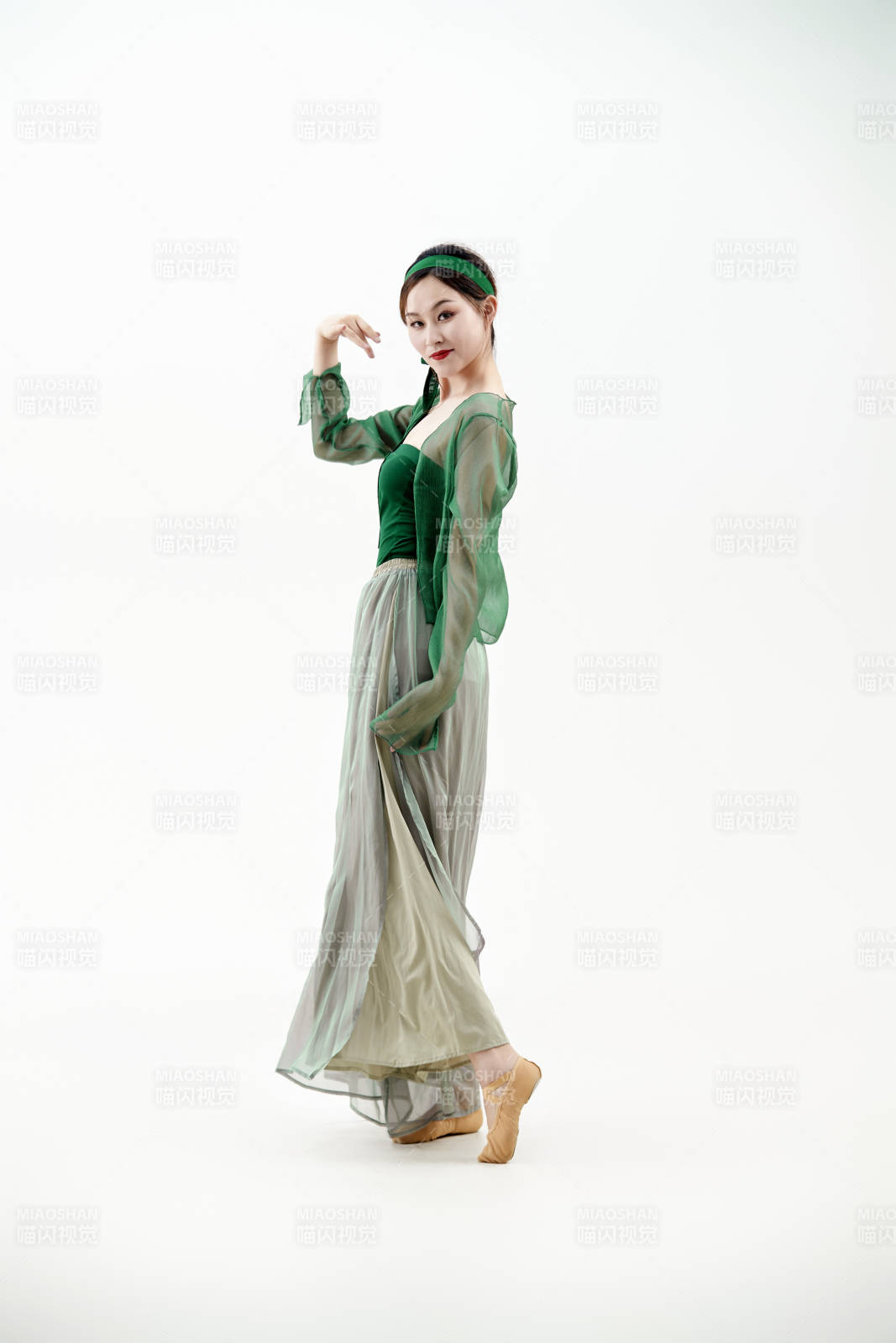 身穿青色古典舞蹈服装手拿蒲扇跳舞的少女图片