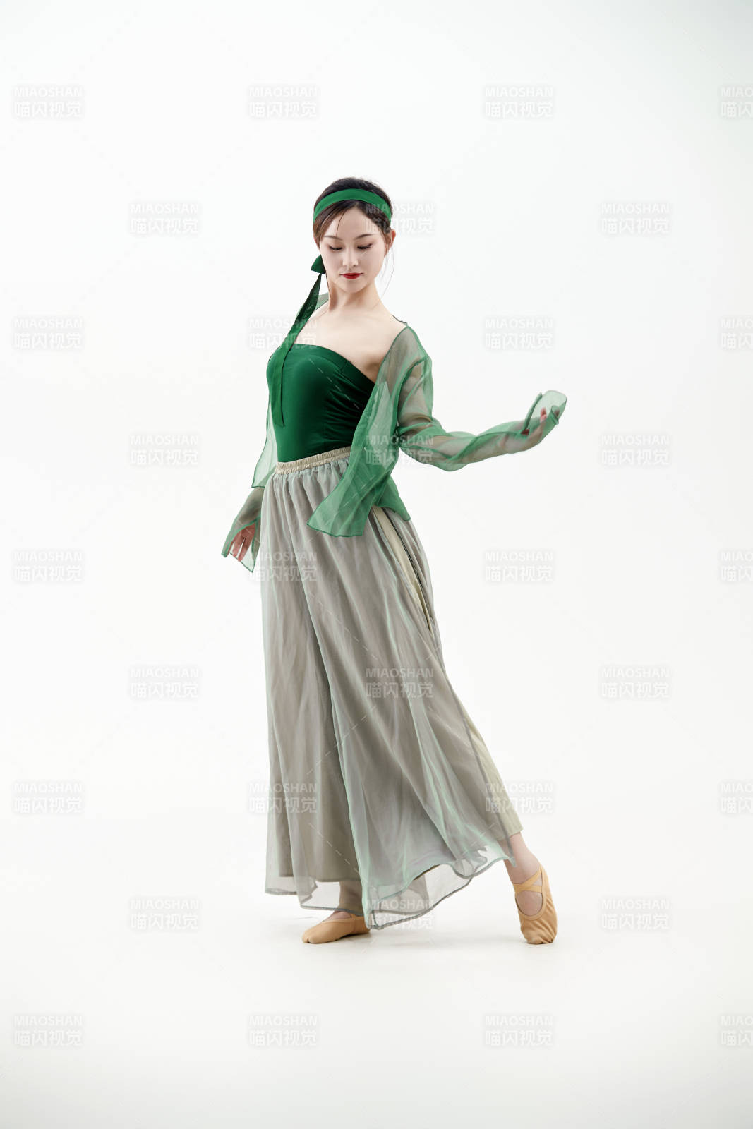 身穿青色古典舞蹈服装手拿蒲扇跳舞的少女图片