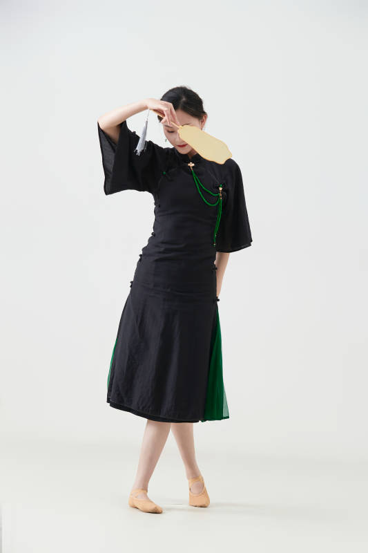 穿着中式旗袍翩翩舞蹈的亚洲少女舞者图片