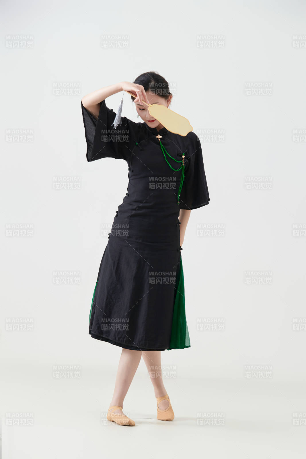 穿着中式旗袍翩翩舞蹈的亚洲少女舞者图片