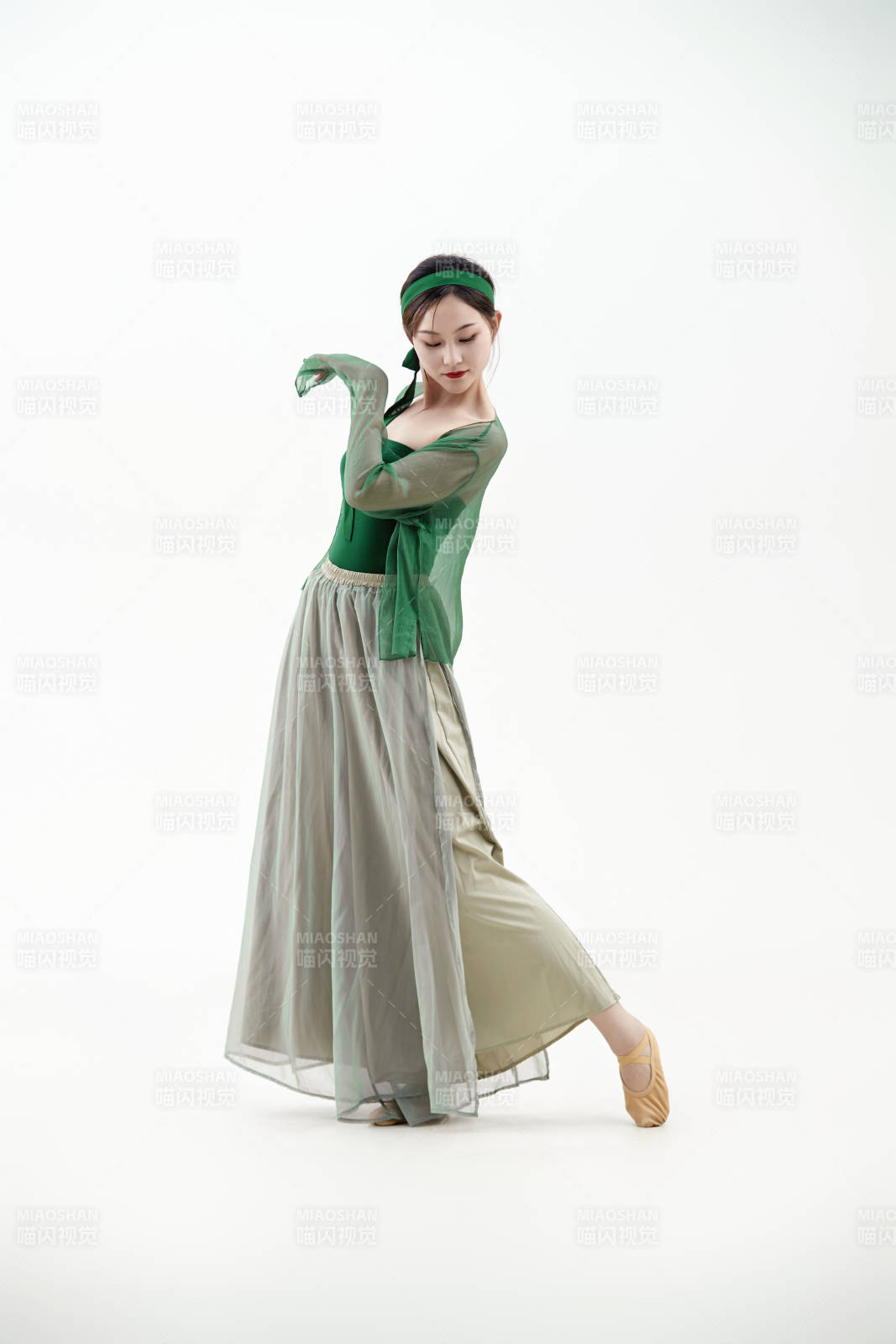 身穿青色古典舞蹈服装手拿蒲扇跳舞的少女图片