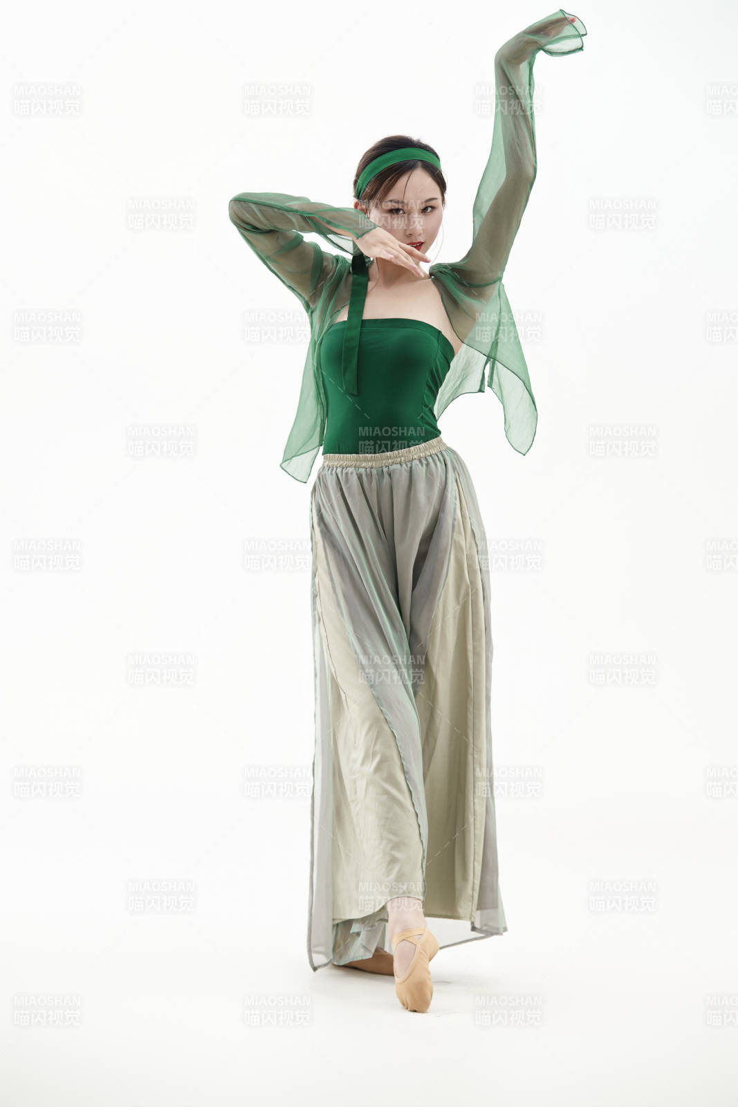 身穿青色古典舞蹈服装手拿蒲扇跳舞的少女图片