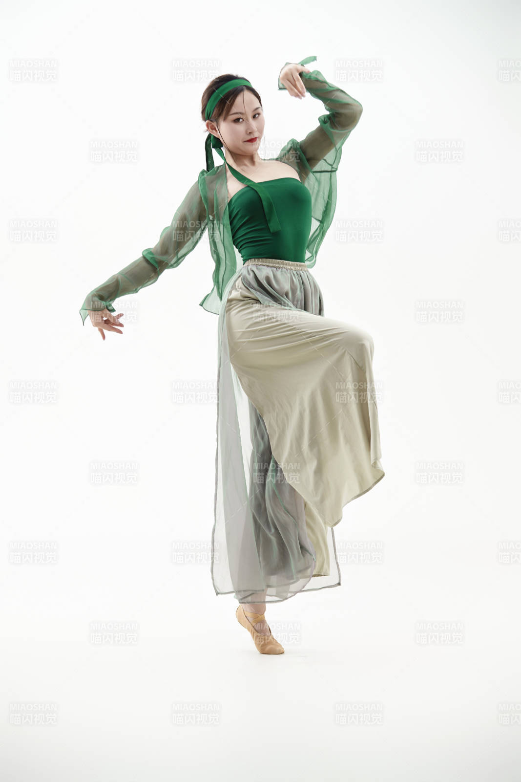 身穿青色古典舞蹈服装手拿蒲扇跳舞的少女图片