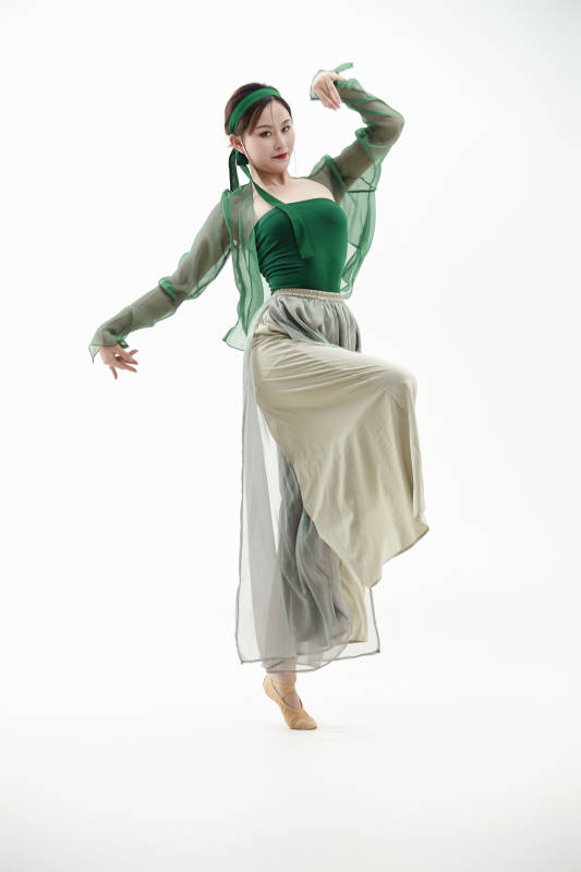 身穿青色古典舞蹈服装手拿蒲扇跳舞的少女图片