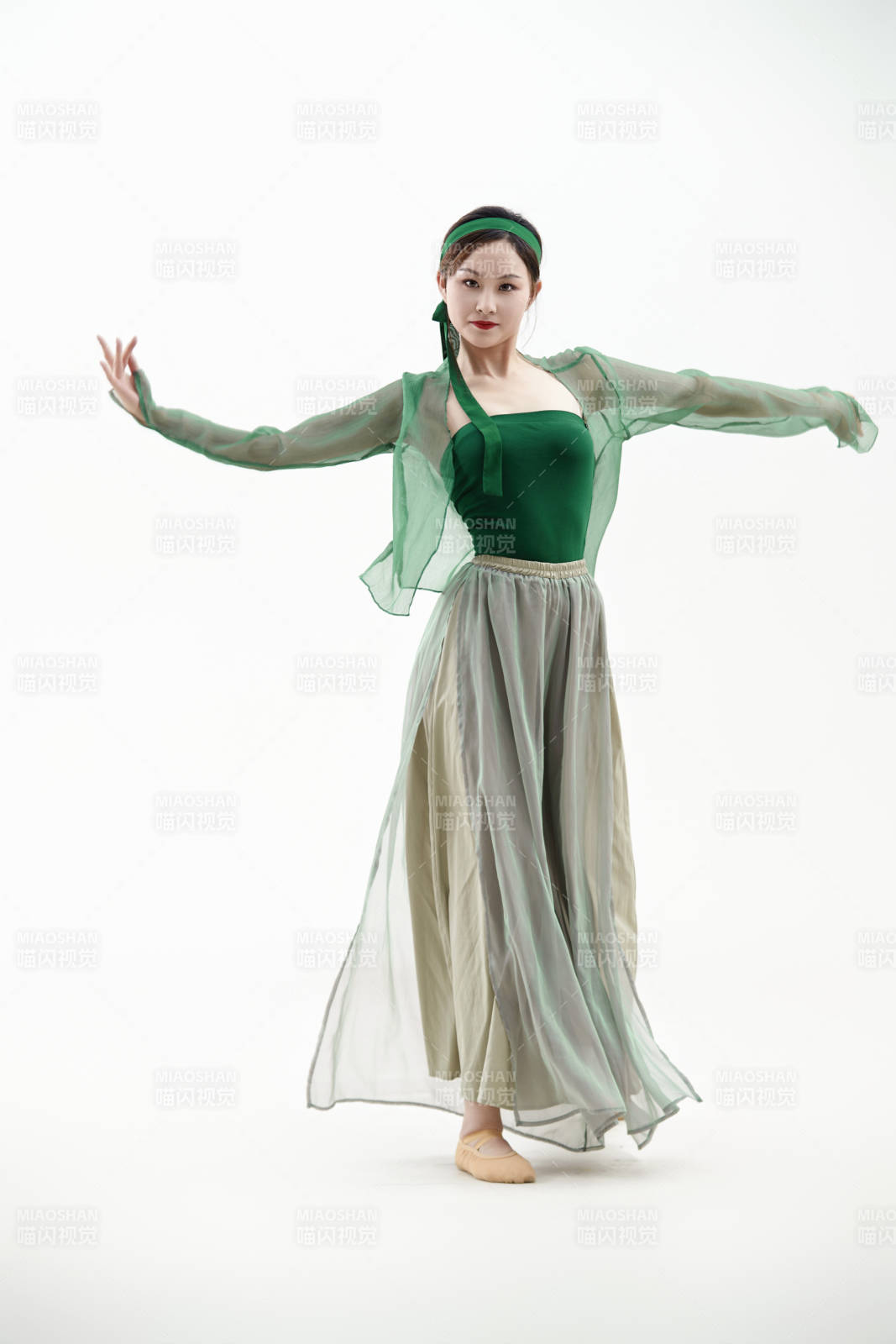 身穿青色古典舞蹈服装手拿蒲扇跳舞的少女图片