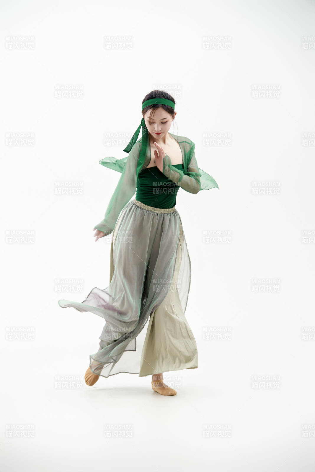 身穿青色古典舞蹈服装手拿蒲扇跳舞的少女图片