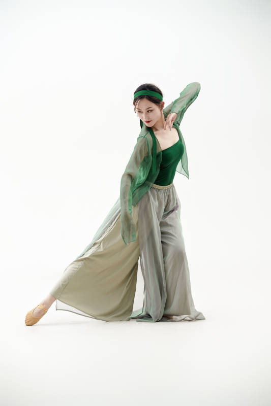 身穿青色古典舞蹈服装手拿蒲扇跳舞的少女图片