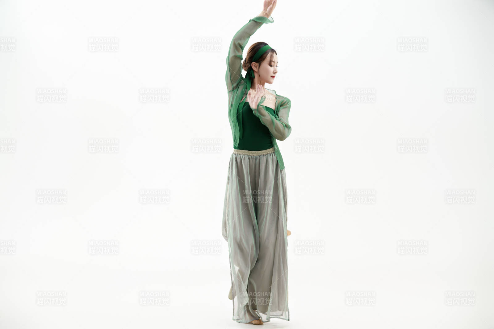 身穿青色古典舞蹈服装手拿蒲扇跳舞的少女图片