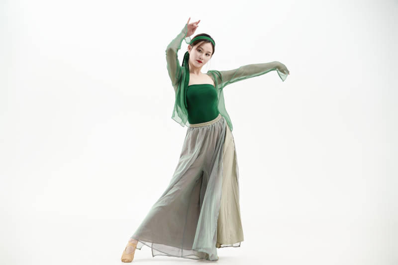 身穿青色古典舞蹈服装手拿蒲扇跳舞的少女图片