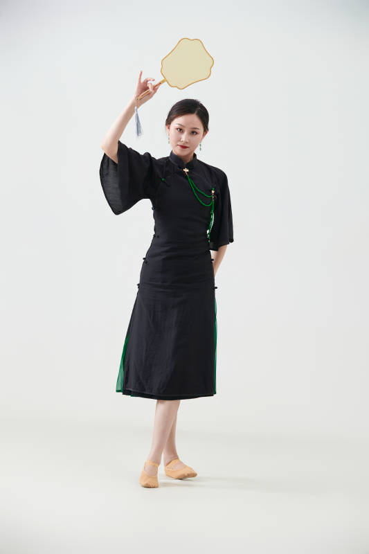 穿着中式旗袍翩翩舞蹈的亚洲少女舞者图片