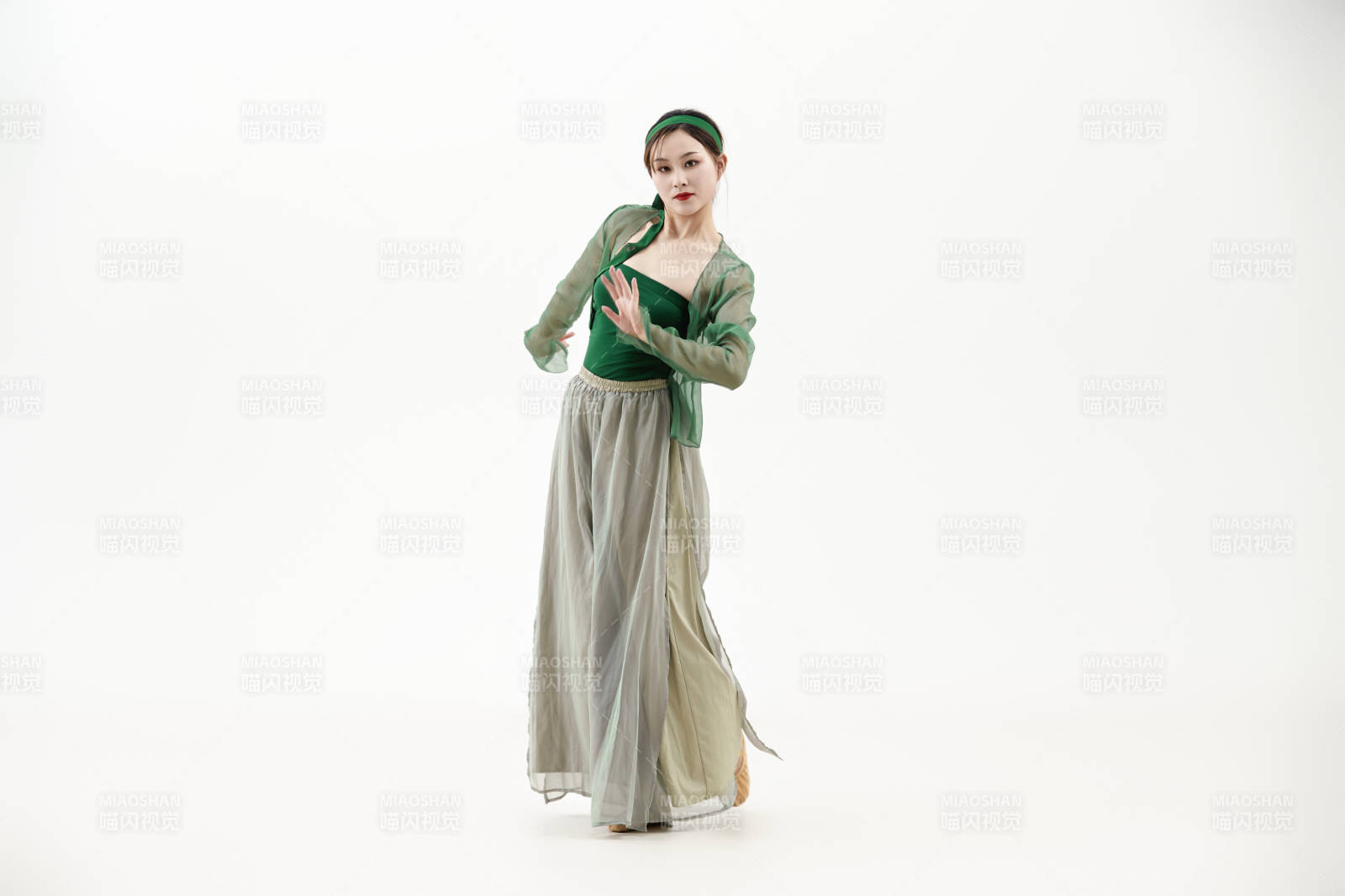 身穿青色古典舞蹈服装手拿蒲扇跳舞的少女图片