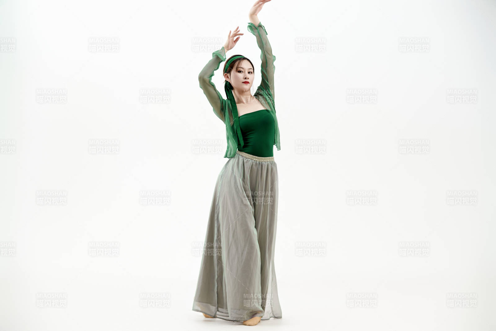 身穿青色古典舞蹈服装手拿蒲扇跳舞的少女图片