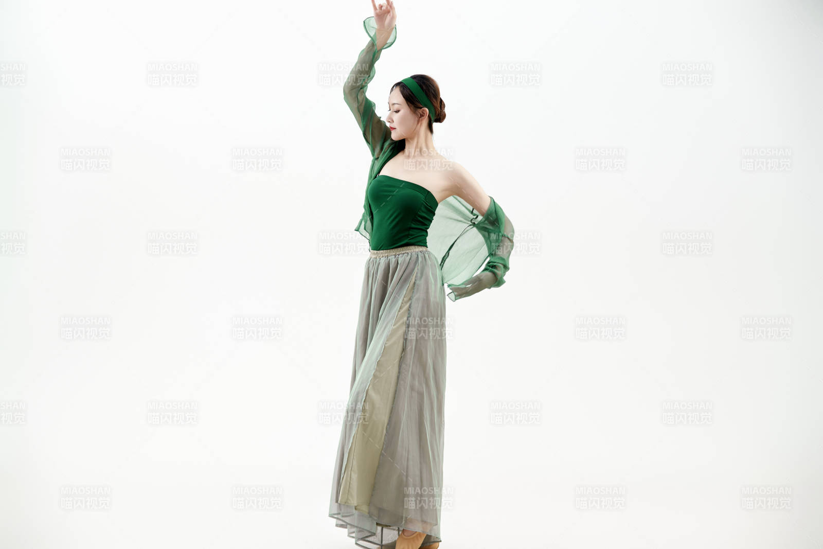 身穿青色古典舞蹈服装手拿蒲扇跳舞的少女图片