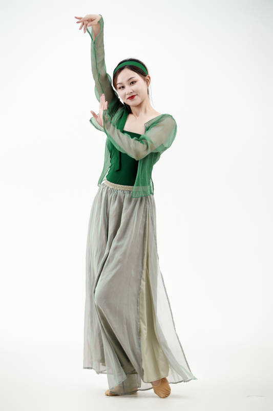 身穿青色古典舞蹈服装手拿蒲扇跳舞的少女图片