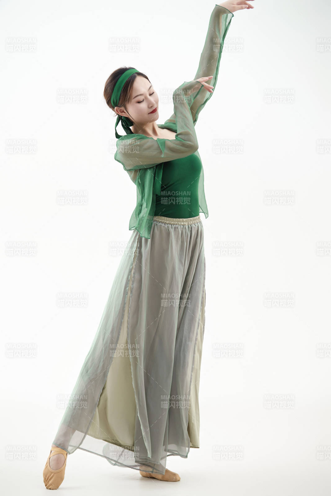 身穿青色古典舞蹈服装手拿蒲扇跳舞的少女图片