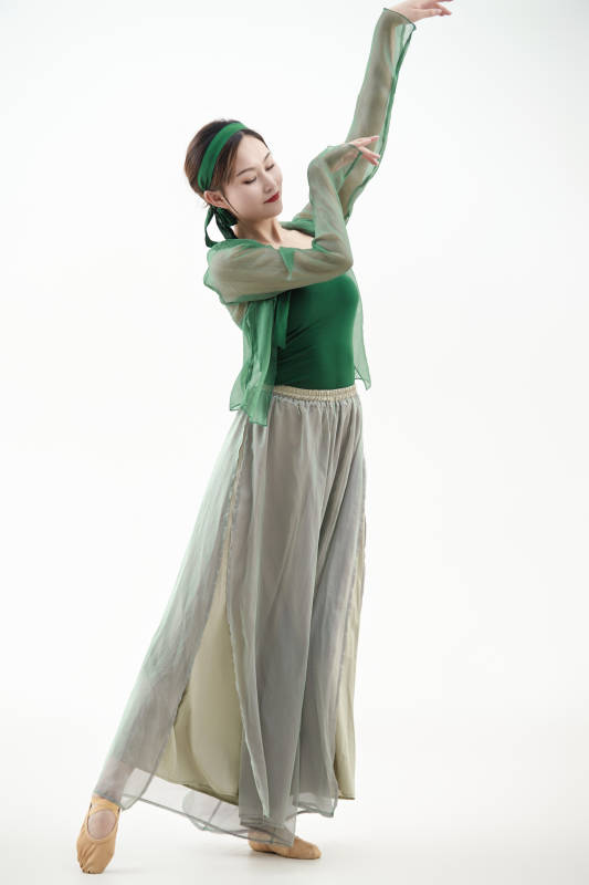 身穿青色古典舞蹈服装手拿蒲扇跳舞的少女图片