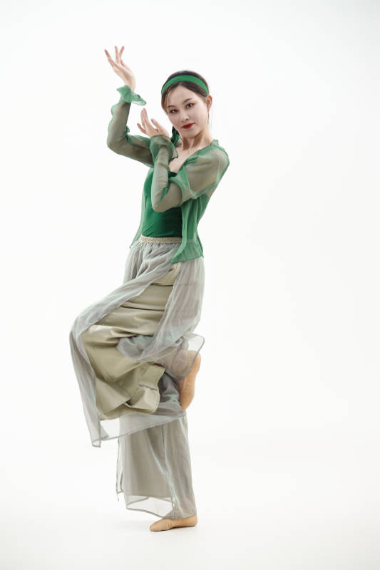 身穿青色古典舞蹈服装手拿蒲扇跳舞的少女图片